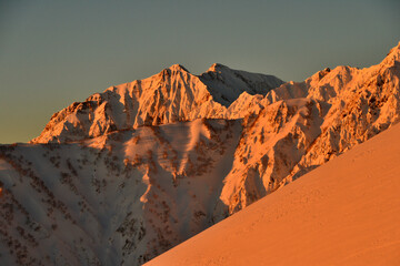 厳冬の北アルプス八方尾根から望む屋島槍ヶ岳のモルゲンロート