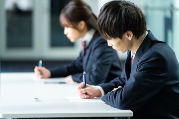 試験を受ける学生【撮影協力:スカパー東京メディアセンター】