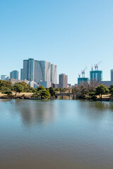 Fototapeta premium 水面に映る東京の高層ビル群