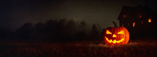 Ein gruseliger Halloween K&uuml;rbis vor einem Haus bei Nacht, Jack-O-Lantern, Copy Space