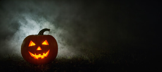 Ein gruseliger Halloween K&uuml;rbis im Nebel bei Nacht, Jack-O-Lantern, Copy Space