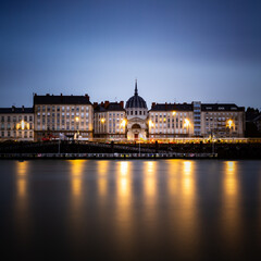 Lever du soleil sur le quai de la Fosse et sur l'église Notre-Dame-de-Bon-Port de Nantes