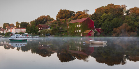 Miroir sur la S&egrave;vre nantaise &agrave; la Chauss&eacute;e des Moines &agrave; Vertou &agrave; cot&eacute; de Nantes