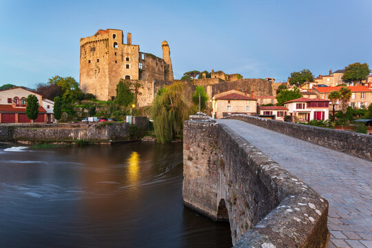 Ch&acirc;teau de Clisson depuis le pont de la ville