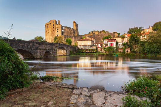Ch&acirc;teau de Clisson et le pont de la ville