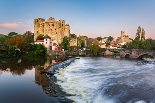 Ch&acirc;teau de Clisson, la coll&eacute;giale Notre-Dame de Clisson et pont de la ville