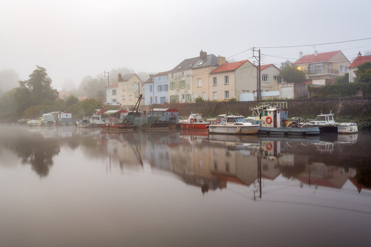 Brouillard sur le Port de la Morini&egrave;re &agrave; Rez&eacute; par un matin d'octobre - Fog on the Moriniere harbour in Reze on an October morning