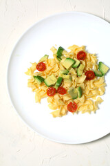 Pasta dish with avocado and tomato