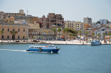 Monumento al Marinaio d'Italia, porto, motobarca, Brindisi