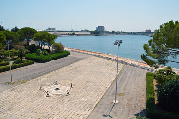 Monumento al Marinaio d'Italia, porto, Brindisi, Casaòe