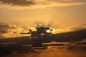 Tropische Meerlandschaft mit einem wunderschönen Sonnenuntergang mit Lichtstrahlen und Wolken
