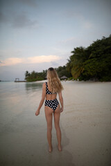 Obraz premium Blonde woman on the becah in tropics
