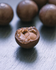 Schokoladengenuss im Frühling – dunkle Pralinen auf stilvollem Untergrund