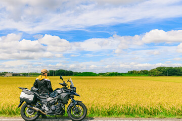 田園を走るオートバイ