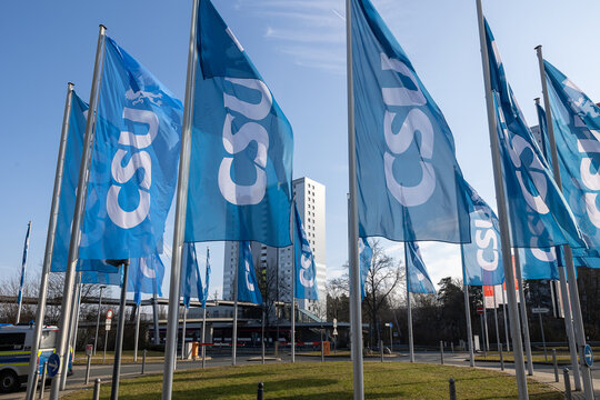 CSU Fahnen vor dem Messegel&auml;nde.