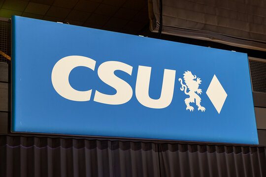 Logo der CSU im Plenum.