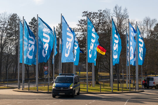 CSU Fahnen vor dem Messegel&auml;nde.