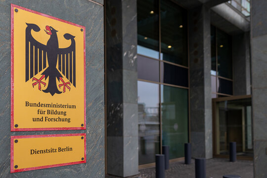 Eingangsschild des Bundesministeriums f&uuml;r Bildung und Forschung (BMBF) in Berlin.