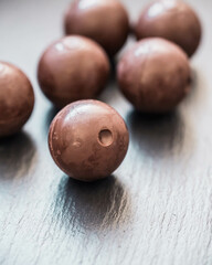 Zarte Schokokugeln in sanftem Licht und dunkler Umgebung