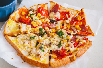 チーズを乗せたフライパンで作ったピザトースト