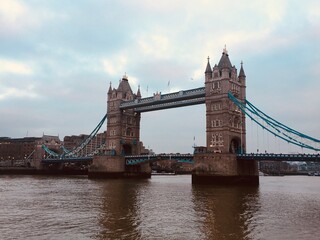 Obraz premium Tower Bridge at Dusk, London: Iconic Tower Bridge in London captured at dusk with soft lighting and serene reflections on the Thames.