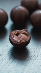 Schokoladenkugeln auf kühlem Schieferhintergrund