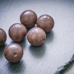 Stimmungsvolle Weihnachtsleckerei – dunkle Schokoladenpralinen auf Schiefer