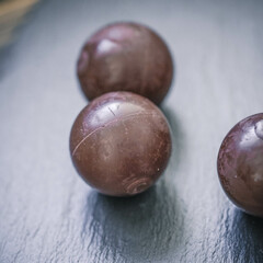 Stimmungsvolle Weihnachtsleckerei – dunkle Schokoladenpralinen auf Schiefer