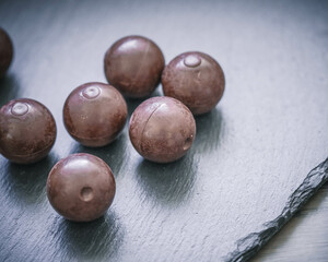 Stimmungsvolle Weihnachtsleckerei – dunkle Schokoladenpralinen auf Schiefer