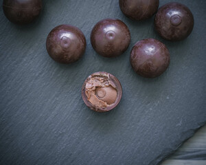 Stimmungsvolle Weihnachtsleckerei – dunkle Schokoladenpralinen auf Schiefer