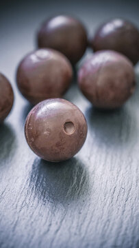 Stimmungsvolle Weihnachtsleckerei &ndash; dunkle Schokoladenpralinen auf Schiefer
