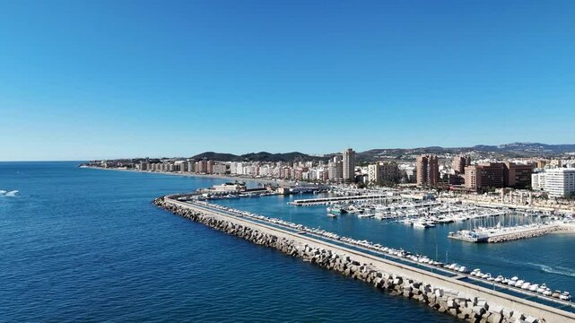 survol a&eacute;rien de la station baln&eacute;aire de Fuengirola en Espagne en Andalousie sur la costa del sol