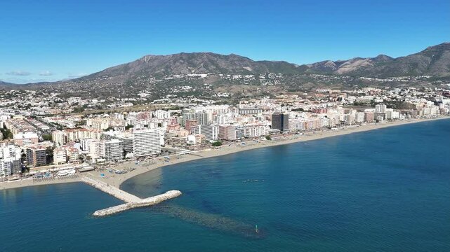 survol a&eacute;rien de la station baln&eacute;aire de Fuengirola en Espagne en Andalousie sur la costa del sol
