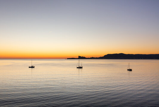 Coucher de soleil sur la mer en M&eacute;diterran&eacute;e avec trois bateaux
