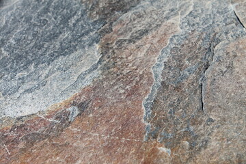 losa de pizarra natural con tonos marrones y negros marcados en sus diferentes vetas y con erosi&oacute;n