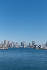 Obraz premium Tokyo Skyline under the blue sky on a sunny day