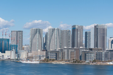 Obraz premium Tokyo Skyline under the blue sky on a sunny day
