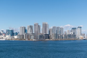 Naklejka premium Tokyo Skyline under the blue sky on a sunny day
