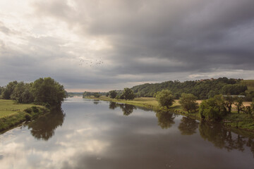 paysage en France: la Loire à Iguerande en été