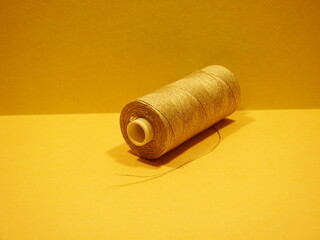 Kolorowe nici na szpulkach do szycia ubrań