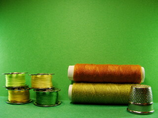 Kolorowe nici na szpulkach do szycia ubrań