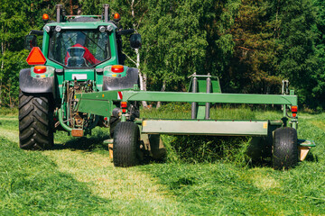 Parked harvesting and wrapping machine