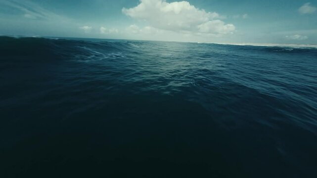 Vague de Bretagne - Vue FPV spectaculaire sur la merDescription :Plongez au c&oelig;ur de l'oc&eacute;an Atlantique avec cette incroyable vid&eacute;o FPV capturant la puissance d'une vague en Bretagne. Film&eacute; 4k 
