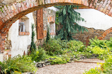 Arboretum Wojsławice Ogród Botaniczny Uniwersytetu Wrocławskiego – ogród botaniczny na terenie Niemczy w woj. dolnośląskim. W 1988 roku włączony w struktury Ogrodu Botanicznego .