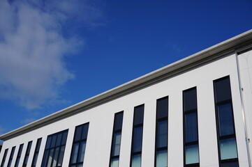 青空とビルのコントラスト