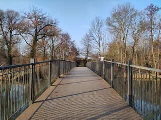 Obraz premium Brücke führt über den Fluss in Lübben Spreewald