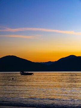 P&ocirc;r do Sol na Praia do L&aacute;zaro, Ubatuba, S&atilde;o Paulo, Brasil