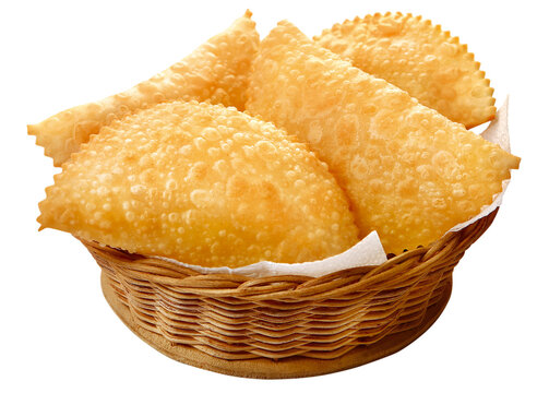 cesta de vime com pastel crocante isolado em fundo transparente