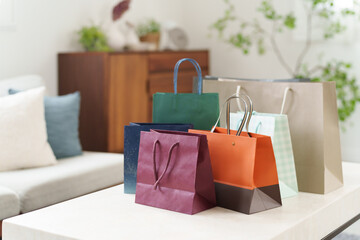 買い物の紙袋（ショッピング・プレゼント・浪費）