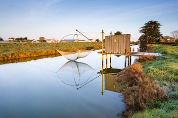 Lever du soleil sur les p&ecirc;cheries du marais breton &agrave; Bouin en Vend&eacute;e